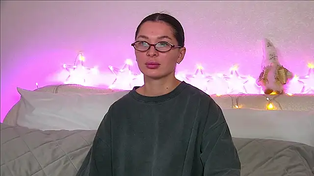 AlexandraBloom online show from December 17, 6:42 pm