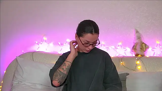 AlexandraBloom online show from December 18, 4:09 am