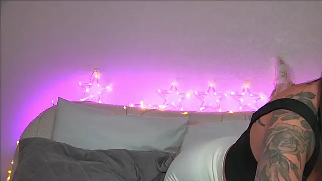 AlexandraBloom online show from December 18, 6:25 pm