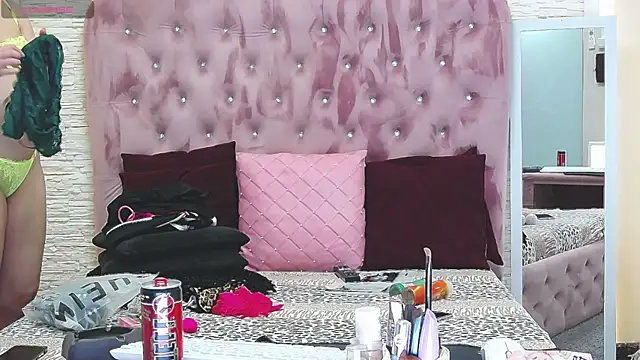 Snapshot of SophiaStarr chatting on February 15, 8:22 pm SophiaStarr online show from February 15, 8:22 pm