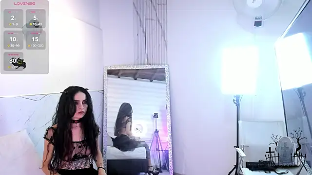Alice noir online show from December 5, 8:55 pm