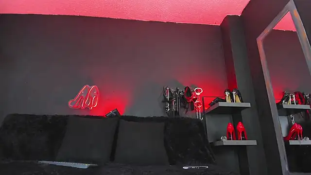 DelaneyStone online show from December 14, 4:01 pm