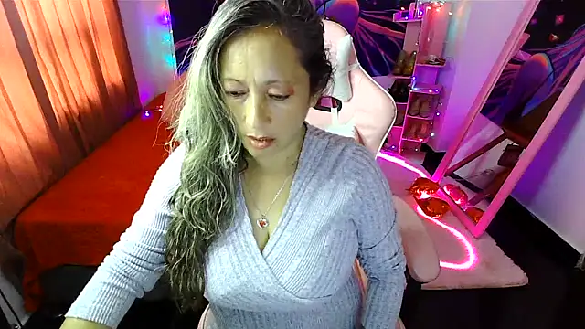 Snapshot of Melanyy_100 chatting on March 24, 9:09 pm Melanyy 100 online show from March 24, 9:09 pm