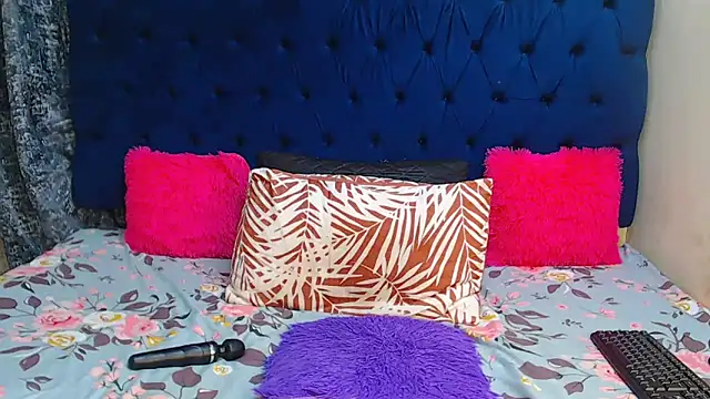 Snapshot of MelaninBear chatting on September 24, 7:28 pm MelaninBear online show from September 24, 7:28 pm