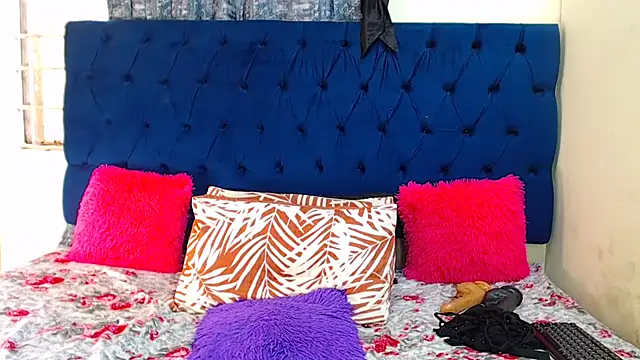 Snapshot of MelaninBear chatting on October 3, 1:08 pm MelaninBear online show from October 3, 1:08 pm