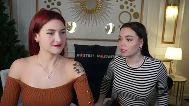Snapshot of Magnetic_Mia_ chatting on December 10, 4:06 pm Magnetic Mia online show from December 10, 4:06 pm