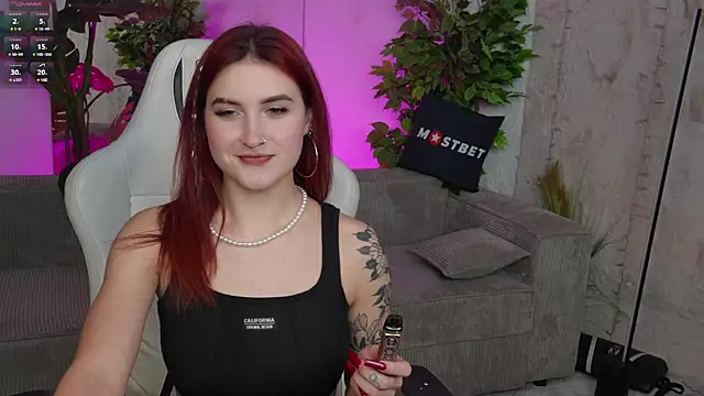 Snapshot of Magnetic_Mia_ chatting on January 14, 12:33 am Magnetic Mia online show from January 14, 12:33 am