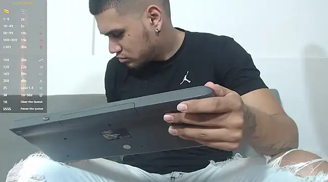 Snapshot of Aaron_Hunter_ chatting on December 17, 11:16 pm Aaron Hunter  online show from December 17, 11:16 pm