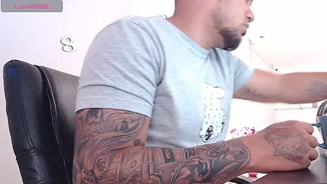 Snapshot of Aaron_Hunter_ chatting on February 4, 4:39 pm Aaron Hunter  online show from February 4, 4:39 pm