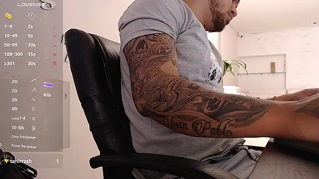 Snapshot of Aaron_Hunter_ chatting on March 15, 5:04 pm Aaron Hunter  online show from March 15, 5:04 pm