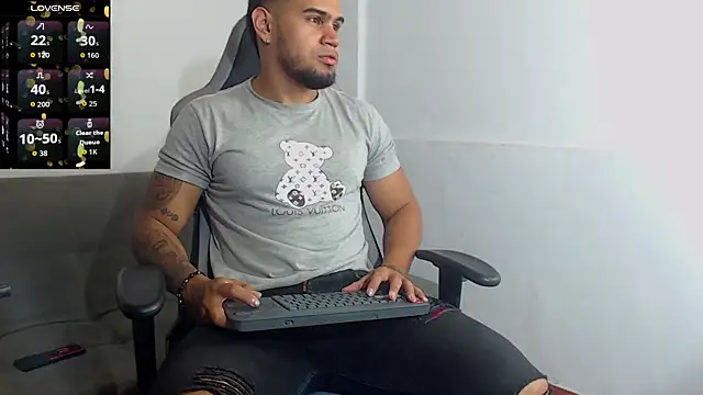 Snapshot of Aaron_Hunter_ chatting on September 27, 8:08 am Aaron Hunter  online show from September 27, 8:08 am