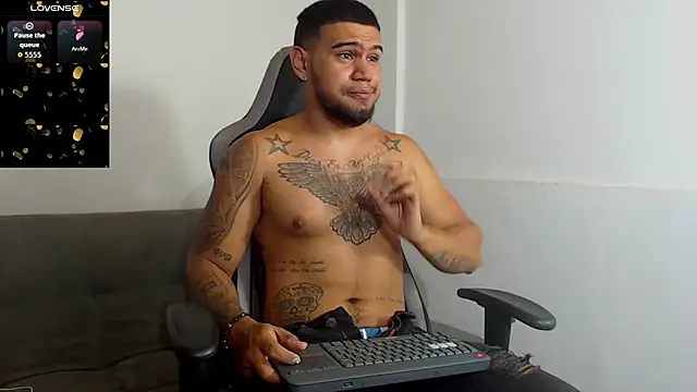 Snapshot of Aaron_Hunter_ chatting on October 1, 8:42 am Aaron Hunter  online show from October 1, 8:42 am