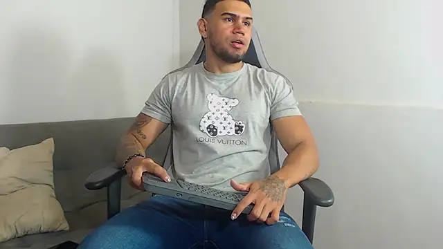 Snapshot of Aaron_Hunter_ chatting on October 7, 3:53 pm Aaron Hunter  online show from October 7, 3:53 pm