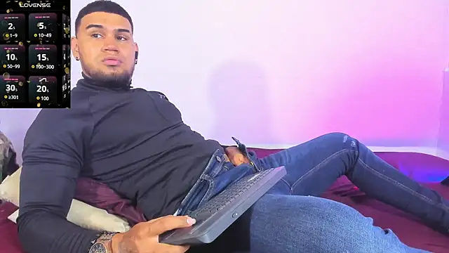 Snapshot of Aaron_Hunter_ chatting on November 3, 11:04 pm Aaron Hunter  online show from November 3, 11:04 pm