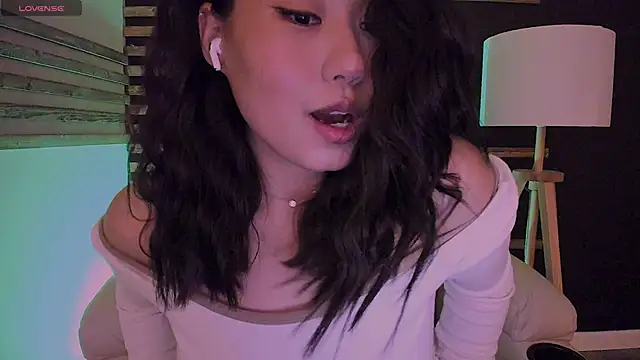 Snapshot of kimmy_chi_ chatting on February 5, 6:15 pm kimmy chi online show from February 5, 6:15 pm