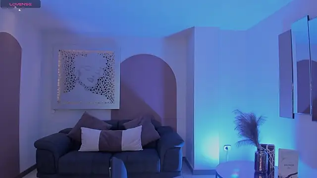 MaddisonLowe online show from February 10, 8:35 pm