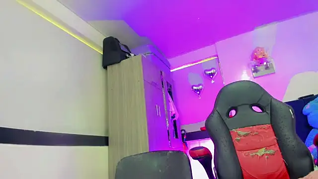 Snapshot of Hellen_moons__ chatting on March 28, 7:13 pm Hellen moons online show from March 28, 7:13 pm