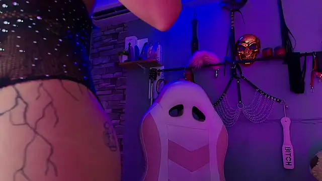 daphneandrade online show from March 22, 7:09 pm