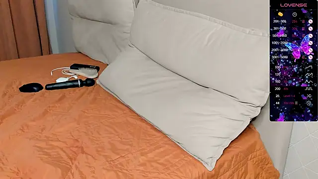 Holly Molii online show from February 18, 7:15 am