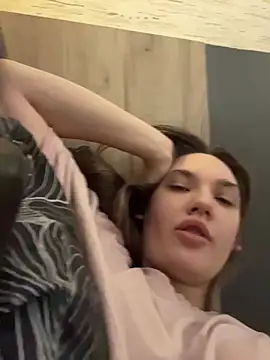 Snapshot of Holly_Molii chatting on May 1, 1:21 am Holly Molii online show from May 1, 1:21 am