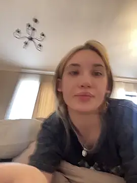 Snapshot of Holly_Molii chatting on June 14, 11:34 am Holly Molii online show from June 14, 11:34 am