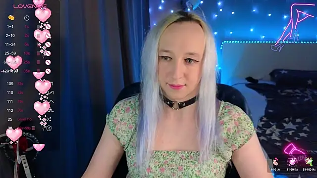 Snapshot of SexyTrixyLove chatting on February 8, 11:45 pm SexyTrixyLove online show from February 8, 11:45 pm