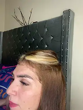 Snapshot of Emmy_flow chatting on February 21, 3:23 am Emmy flow online show from February 21, 3:23 am