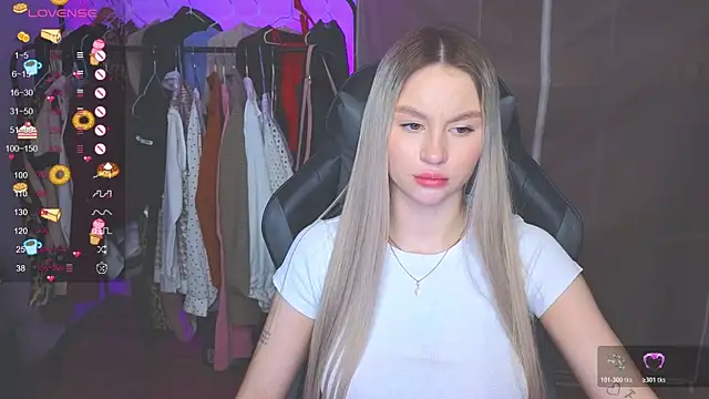 Snapshot of doll_barbieee chatting on November 29, 12:35 am doll barbieee online show from November 29, 12:35 am