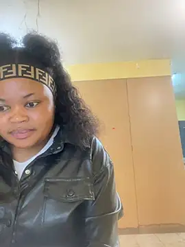 Snapshot of Curveysinaa chatting on January 13, 8:15 am Curveysinaa online show from January 13, 8:15 am