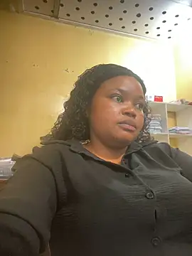 Snapshot of Curveysinaa chatting on February 5, 8:54 am Curveysinaa online show from February 5, 8:54 am