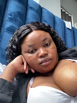 Snapshot of Curveysinaa chatting on February 5, 11:55 am Curveysinaa online show from February 5, 11:55 am