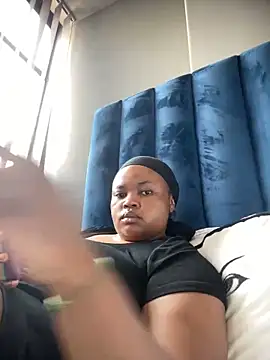 Snapshot of Curveysinaa chatting on February 6, 8:39 am Curveysinaa online show from February 6, 8:39 am