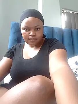 Snapshot of Curveysinaa chatting on February 6, 11:43 am Curveysinaa online show from February 6, 11:43 am