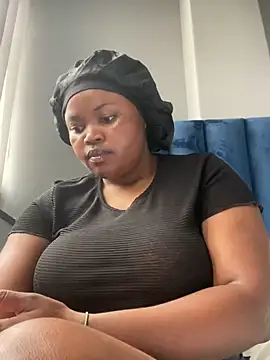 Snapshot of Curveysinaa chatting on February 7, 6:03 am Curveysinaa online show from February 7, 6:03 am