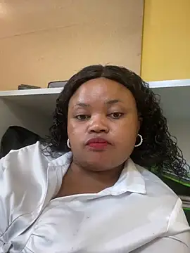 Snapshot of Curveysinaa chatting on February 10, 11:46 am Curveysinaa online show from February 10, 11:46 am