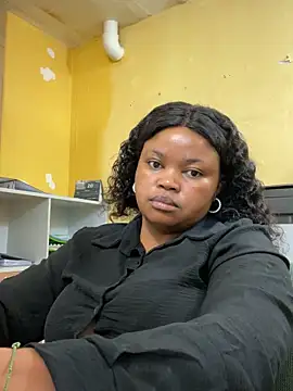 Snapshot of Curveysinaa chatting on February 11, 8:15 am Curveysinaa online show from February 11, 8:15 am