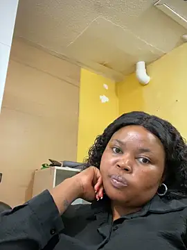 Snapshot of Curveysinaa chatting on February 11, 11:32 am Curveysinaa online show from February 11, 11:32 am