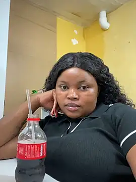 Snapshot of Curveysinaa chatting on February 12, 11:07 am Curveysinaa online show from February 12, 11:07 am