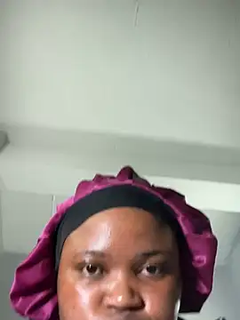 Snapshot of Curveysinaa chatting on February 13, 7:21 pm Curveysinaa online show from February 13, 7:21 pm