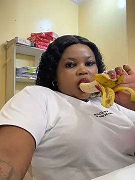 Snapshot of Curveysinaa chatting on February 14, 8:10 am Curveysinaa online show from February 14, 8:10 am