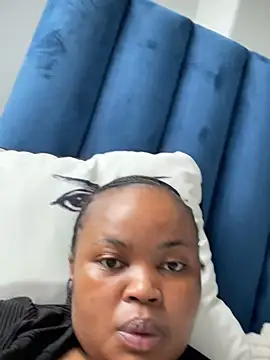 Snapshot of Curveysinaa chatting on February 19, 10:23 am Curveysinaa online show from February 19, 10:23 am