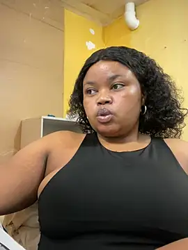 Snapshot of Curveysinaa chatting on February 20, 9:00 am Curveysinaa online show from February 20, 9:00 am