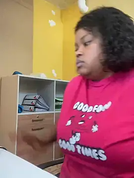 Snapshot of Curveysinaa chatting on February 21, 8:07 am Curveysinaa online show from February 21, 8:07 am