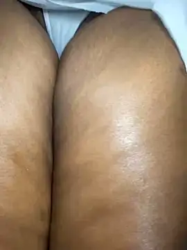 Snapshot of Curveysinaa chatting on February 22, 5:13 pm Curveysinaa online show from February 22, 5:13 pm