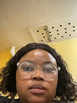 Snapshot of Curveysinaa chatting on February 28, 12:31 pm Curveysinaa online show from February 28, 12:31 pm