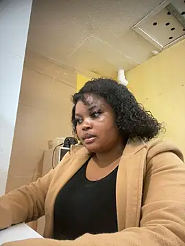 Snapshot of Curveysinaa chatting on March 3, 8:49 am Curveysinaa online show from March 3, 8:49 am