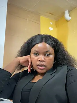 Snapshot of Curveysinaa chatting on March 4, 8:13 am Curveysinaa online show from March 4, 8:13 am