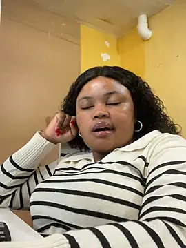 Snapshot of Curveysinaa chatting on March 5, 8:10 am Curveysinaa online show from March 5, 8:10 am