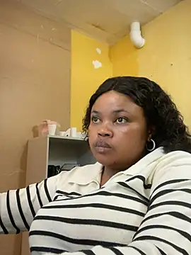 Snapshot of Curveysinaa chatting on March 5, 12:44 pm Curveysinaa online show from March 5, 12:44 pm