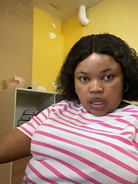 Snapshot of Curveysinaa chatting on March 7, 7:52 am Curveysinaa online show from March 7, 7:52 am